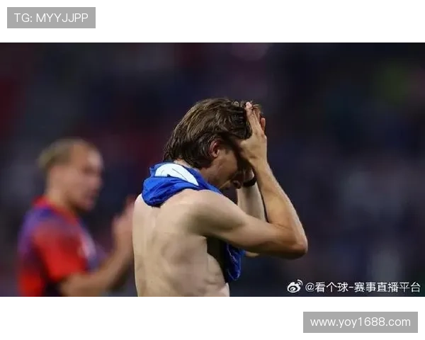 足球明星因冲突被拍打倒在地引发广泛关注与讨论