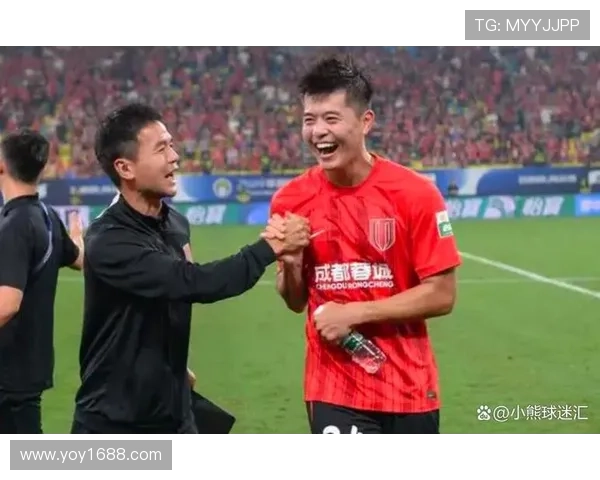 足球明星喜结良缘正式宣布婚讯引发球迷热议与祝福