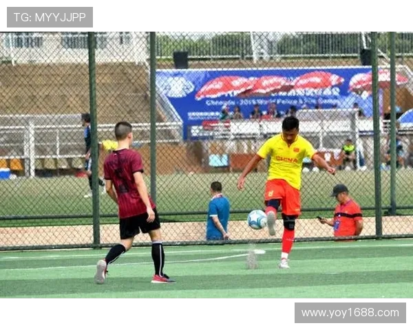 足球明星因超速被交警拦下现场反应引发热议引关注